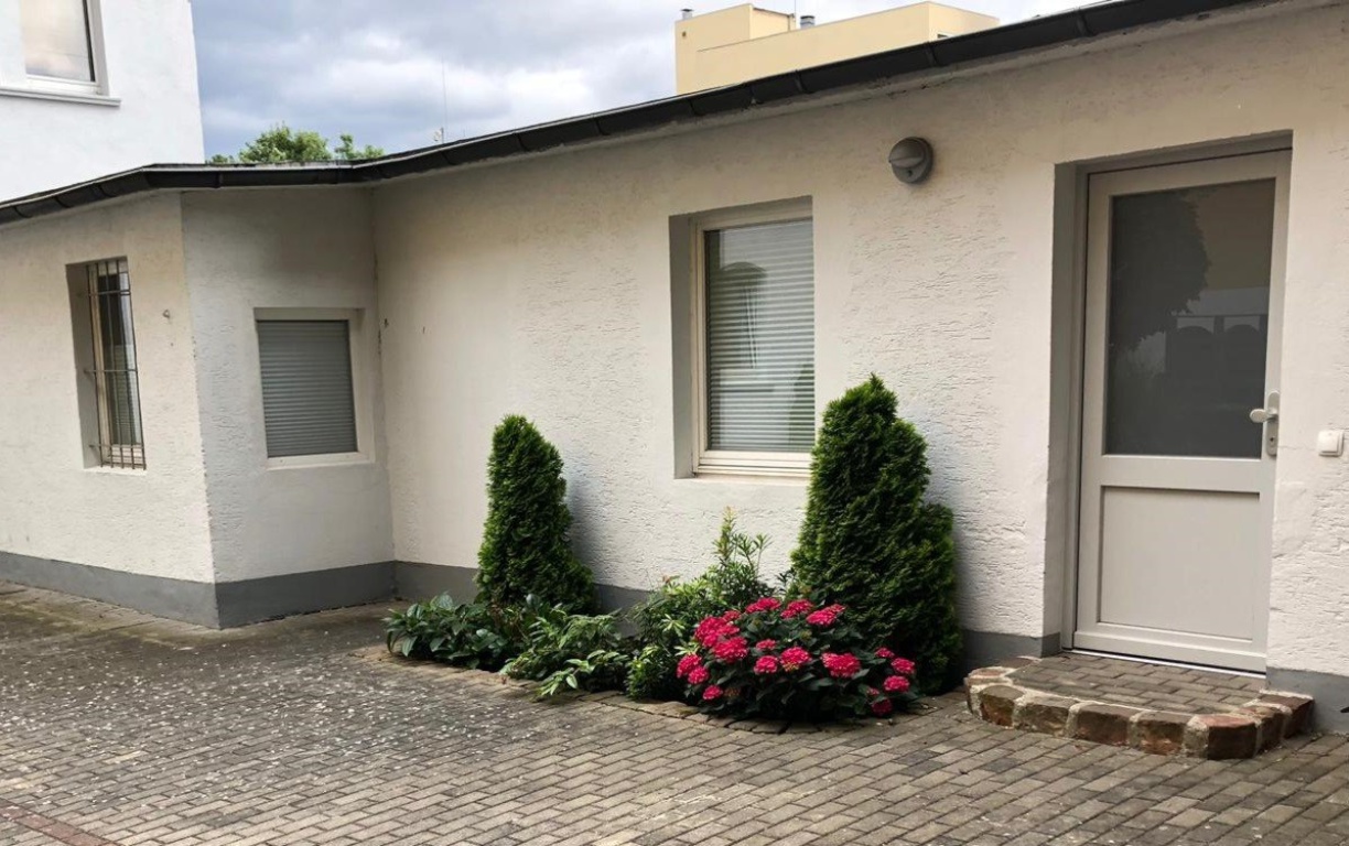 Pauschalmiete - Große 4 ZKB Wohnung mit zwei Apartments (Doppelzimmer-Apartment 26m2, Studiozimmer 30m2) für 2er WG: Schick möblierte Gemeinschaftsräume WZ/EZ/Küche/Bad in der Mitte auf über 100m2 Wohnfläche direkt am Park Schönfeld – Frankfurter Straße 159, 34121 Kassel Südstadt – Vorschaubild 3