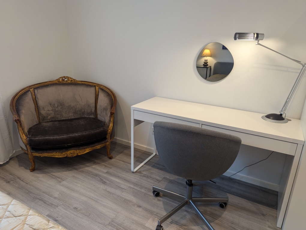 WG-Zimmer Innenstadt An der Staufenmauer 11 - Sofa und größerer Arbeitstisch