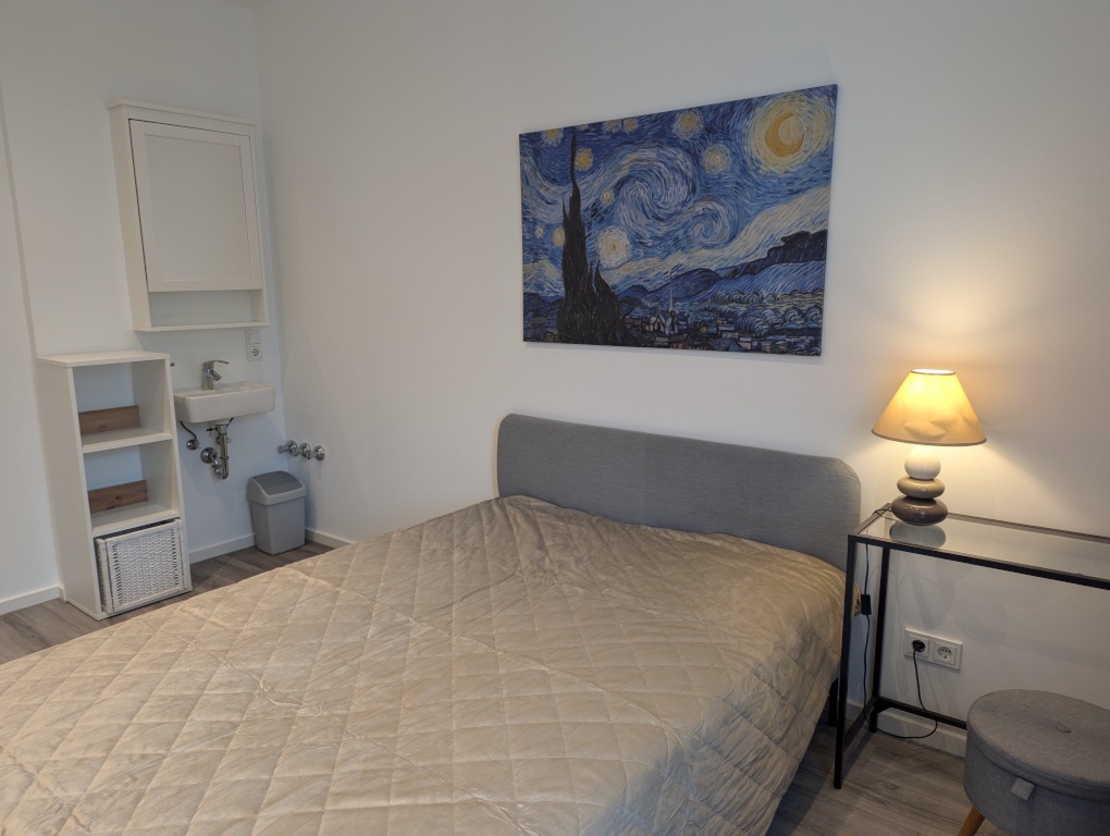 WG-Zimmer Innenstadt An der Staufenmauer 11 - Blick vom Fenster mit Nachttisch, Queen-Size Bett mit hochwertiger Matratze