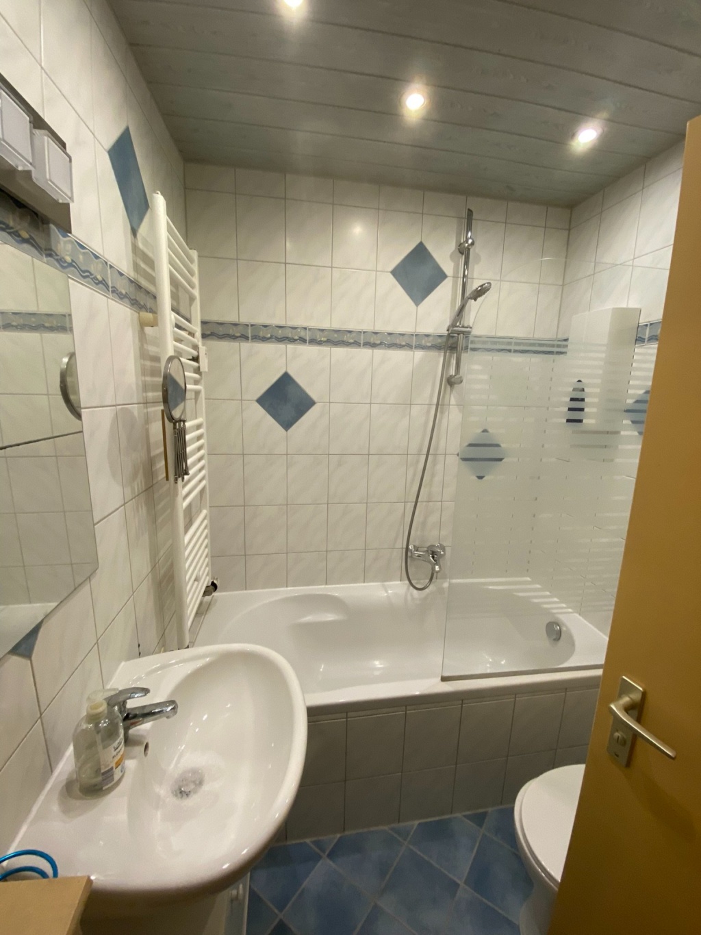WG-Zimmer Bruck Gerhart-Hauptmann-Straße 15 - Modern saniertes Bad mit Badewanne & Belüftung