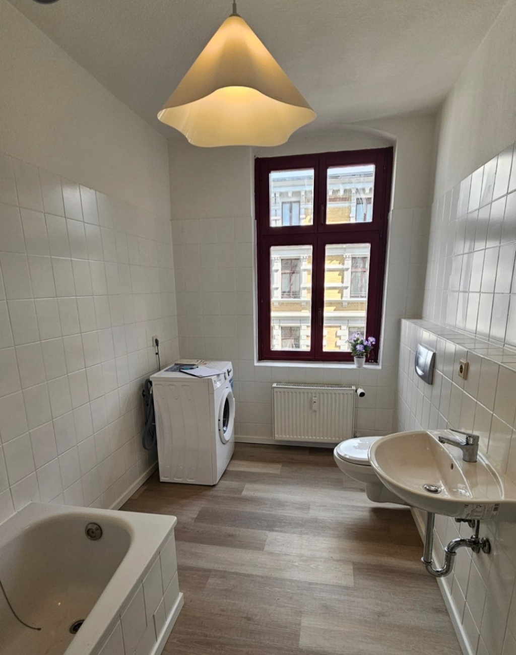 Flatshare Sudenburg Helmstedter Strasse 61 - Badezimmer mit Badewanne und Waschmaschine
