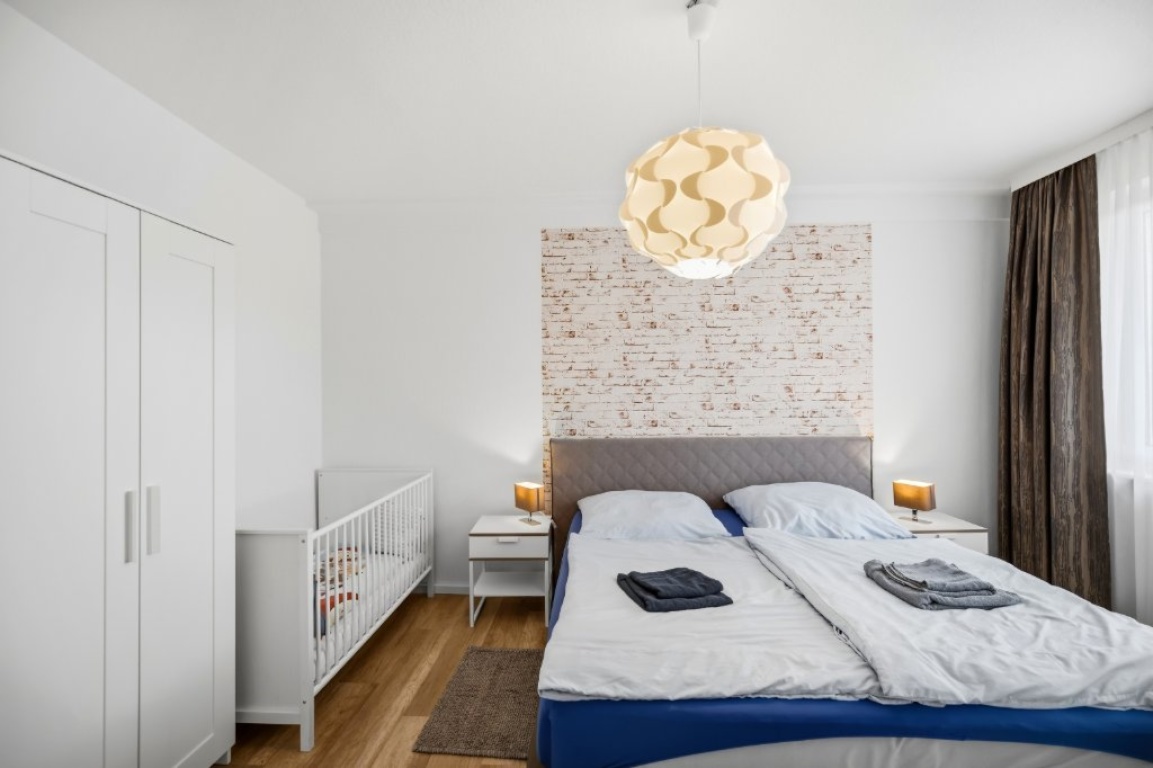 Wohnung Zwenkau Pulvermühlenweg 59 - Schlafzimmer mit 1,80 m Bett