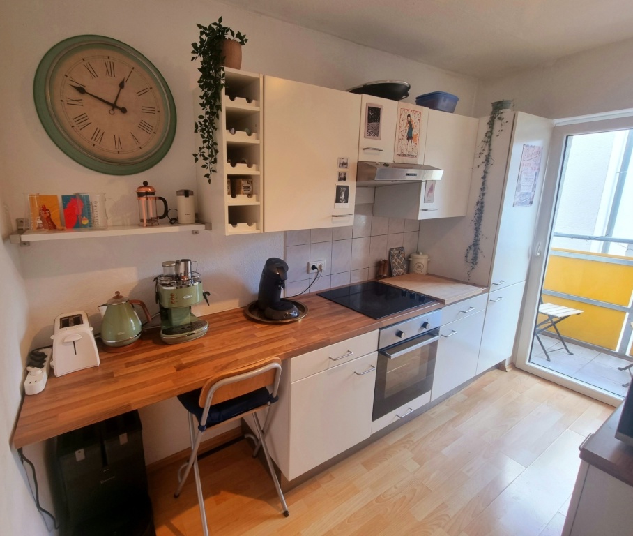 Wohnung Hummelstein wirthstraße  55 - Küche mit Siebträgermaschine, Kaffeepadmaschine, French press, Staubsauger Roboter, Herd, Ofen, Kühlschrank mit Gefrierfach
