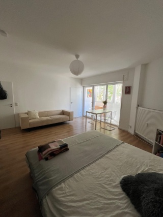 Anzeigenbild: Nachmieter oder Zwischenmiete gesucht – Helle 1-Zimmer-Wohnung mit Loggia in Frankfurt Innenstadt ab 01.08.