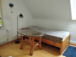 Zimmer ab 15.September (12 qm) in Internationaler WG nähe MHH (2 Stationen ÖPNV), TiHo und LUH gut erreichbar! Zimmer möbliert zu vermieten, 420,- (warm mit GEZ, Internet und Waschmaschine)  6,- Putzmittelumlage u.a. und Putzplan
