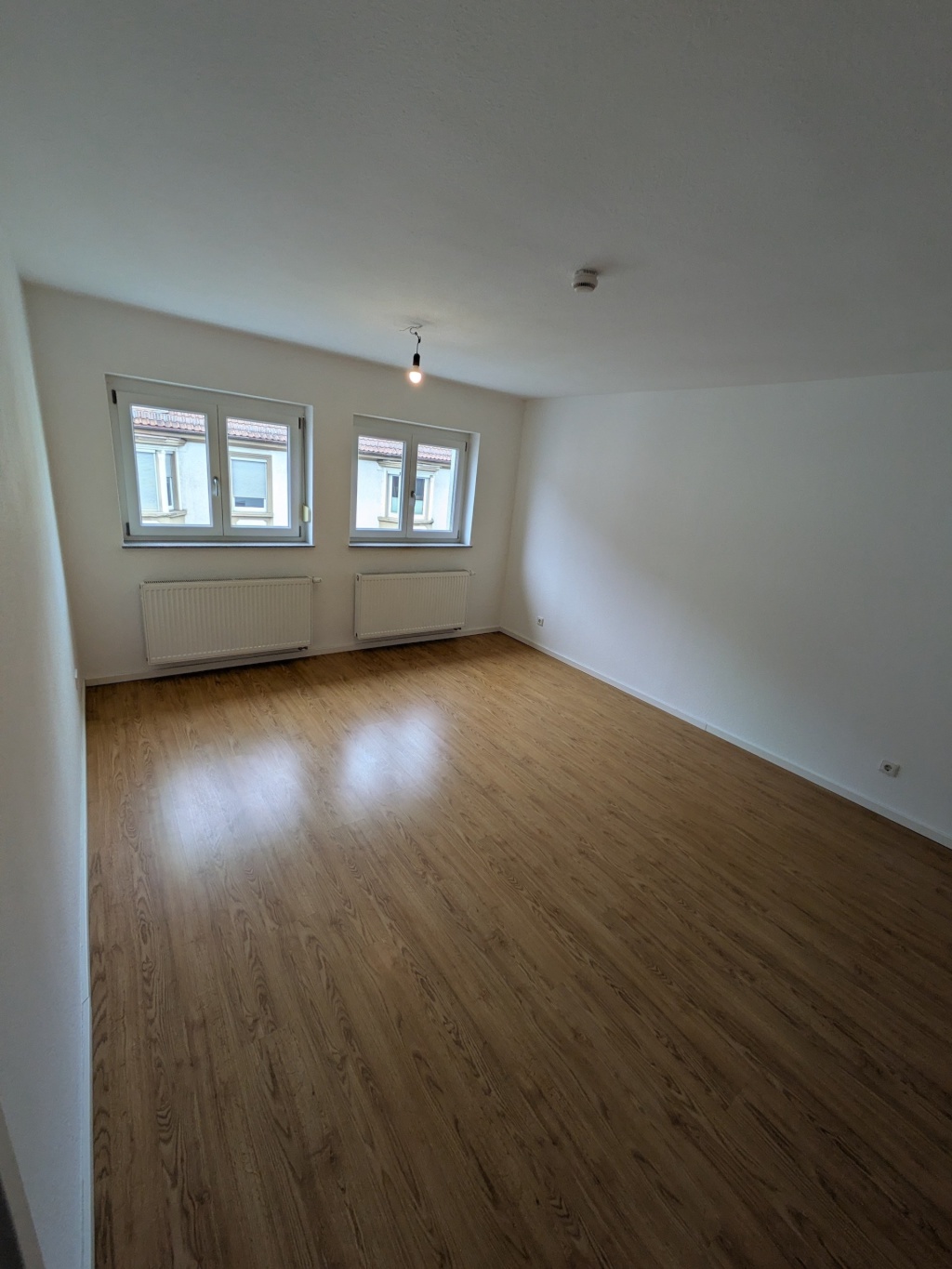 Wohnung mit frisch saniertem Bad – Perfekt für 2er-WG mit offener Küche und Aufzug