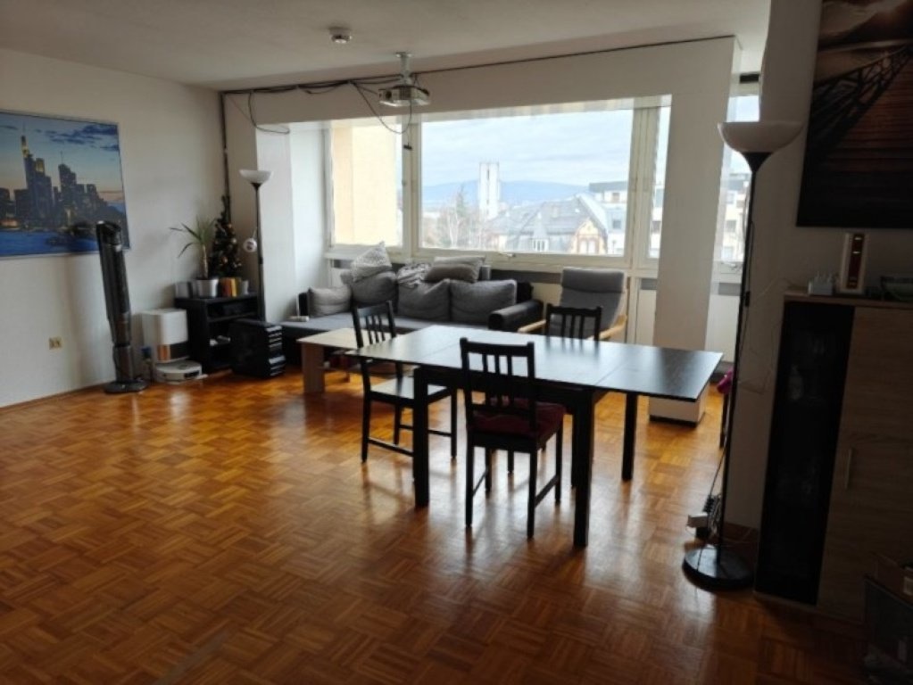 Habitación en WG Ginnheim Hügelstraße 251 - Unser großes Wohnzimmemer mit Couch und Netflix