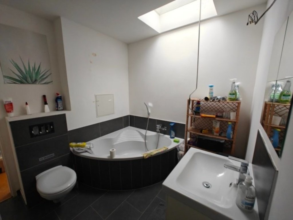 Habitación en WG Ginnheim Hügelstraße 251 - 2. Badezimmer mit Badewanne und Dachluke