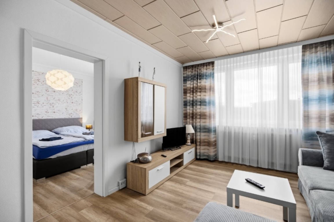 Wohnung Zwenkau Pulvermühlenweg 59 - Wohnzimmer mit Zugang zum Schlafzimmer