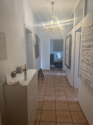 Anzeigenbild: 🏡 Möbliertes, helles WG Zimmer für Frau im Krefeld Zentrum – 1–3 Monate flexibel mietbar