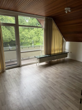 Anzeigenbild: 25qm Zimmer in 4er WG mit Balkon! WG Neugründung! Direkt gegenüber von Mercedes-Benz! Ruhige Lage!
