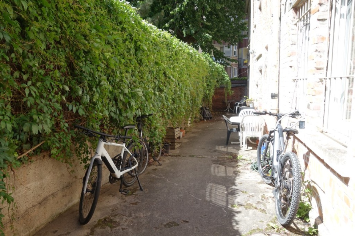 Habitación en WG West Seyfferstraße - Unser schnuckliger kleiner Hinterhof mit Platz für Fahrräder und zum Grillen