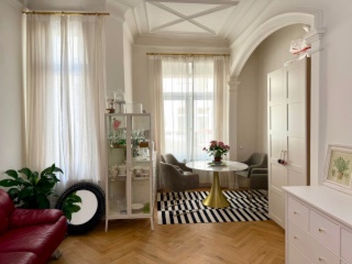 Ad image: Stylish historic studio in the heart of Wiesbaden. 3 rooms · fully furnished · move-in ready.