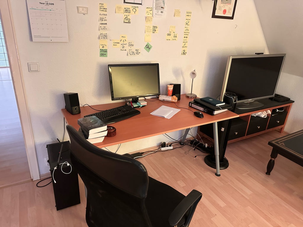 WG-Zimmer Zeppelinheim Mathilde-Rösch-Straße 5 - der Schreibtisch bietet mehr als genug Platz, auch für 2 Bildschirme