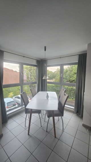 Anzeigenbild: Helle, moderne 2-Zimmerwohnung mit EBK, Balkon und Erker