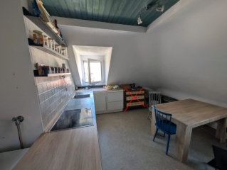 Anzeigenbild: 84qm Dachgeschosswohnung, Teilmöbliert zur Untermiete für 2Semester