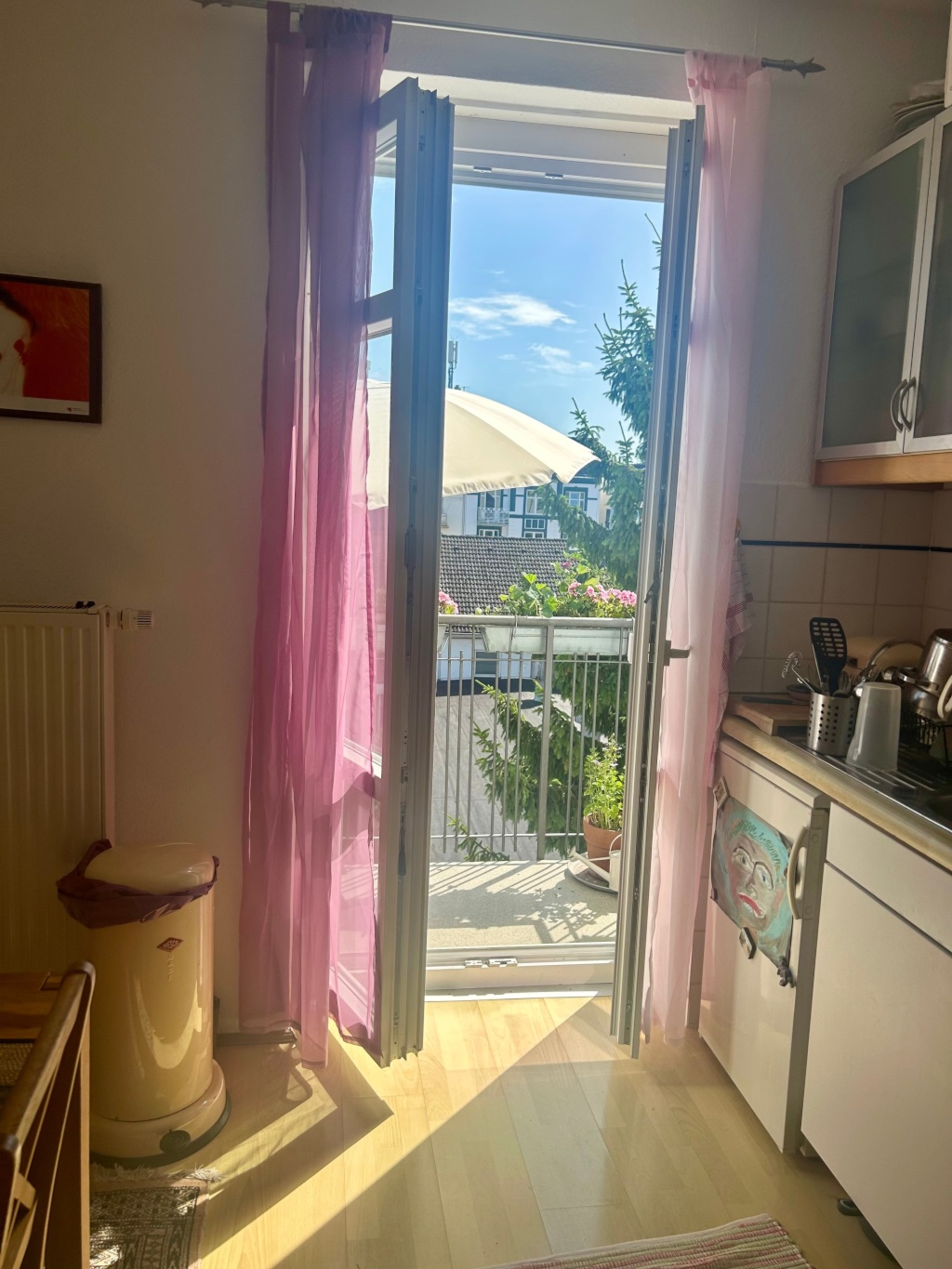 Über den Dächern von Eimsbüttel: möblierte 2 Zi Wohnung mit Südbalkon – Bright furnished 2-room apartment with balcony in Eimsbüttel – Methfesselstraße, 20257 Hamburg Eimsbüttel – Vorschaubild 2