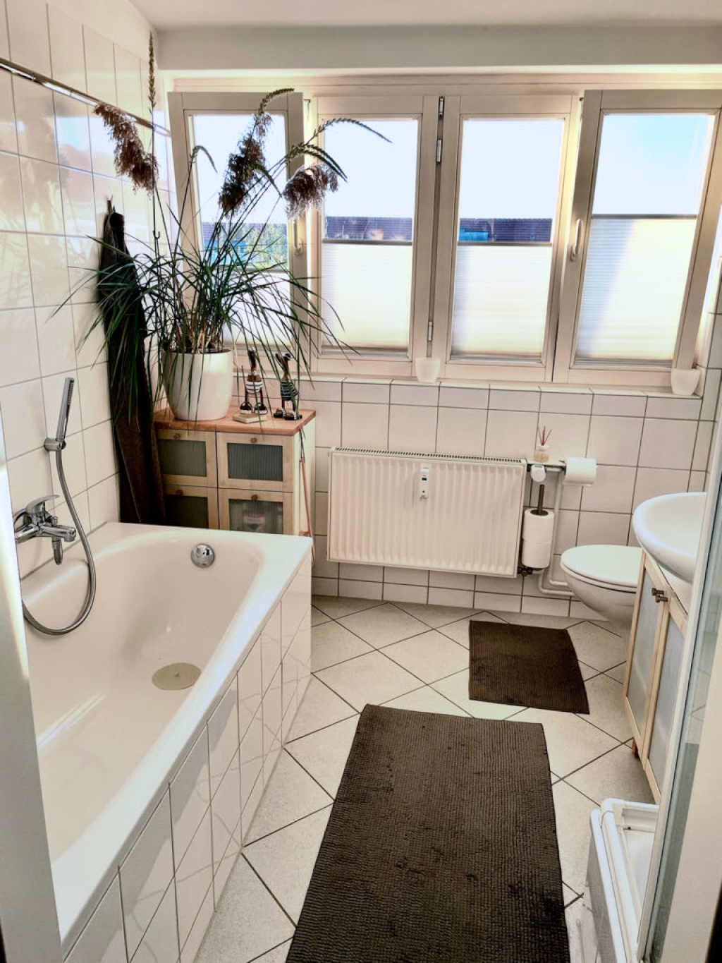 WG-Zimmer Friedenau Nähe Lauenburger Platz - ...das erste Bad / WC...