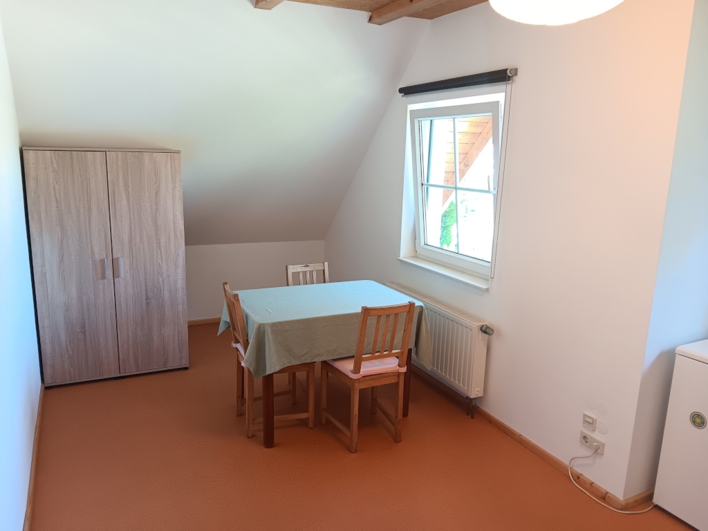 WG-Zimmer Friedrichshagen Rahnsdorfer Straße 46 - OG Küche, Esstisch Besenschrank