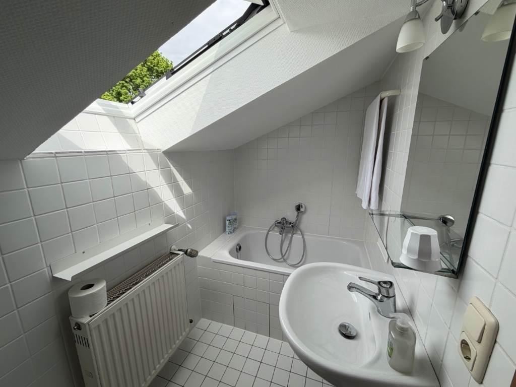 1 Room Flat / Vorort von München Feldstraße - Bad mit Sitzwanne