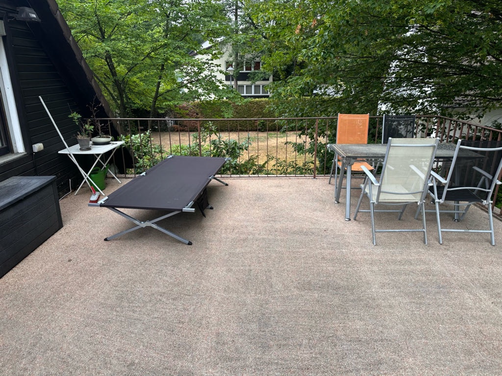 WG-Zimmer Zeppelinheim Mathilde-Rösch-Straße 5 - Der Balkon ist ausgestattet mit Tisch und Gartenstühlen