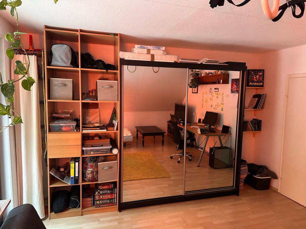 WG-Zimmer Zeppelinheim Mathilde-Rösch-Straße 5 - Sehr viel Stauraum durch den großen Kleiderschrank und das tiefe Regal