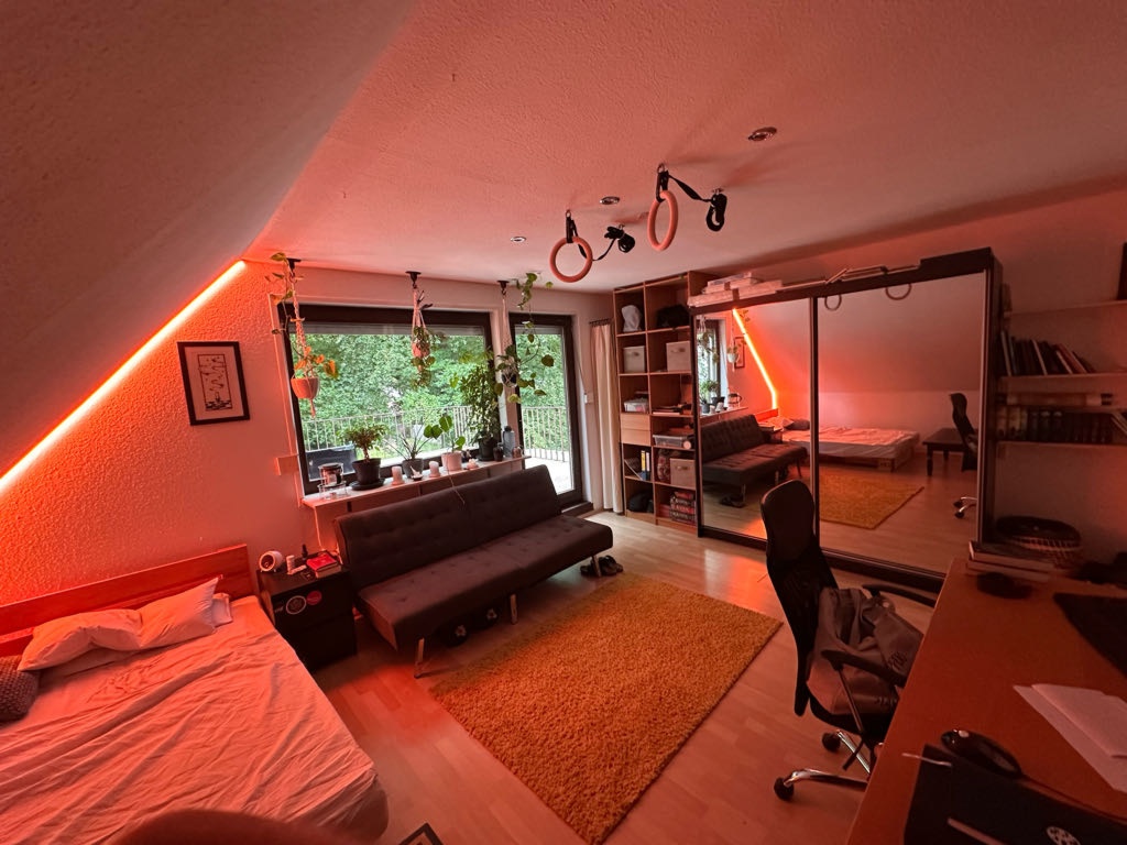 WG-Zimmer Zeppelinheim Mathilde-Rösch-Straße 5 - Das Bett ist 1.20m breit und 2m lang.