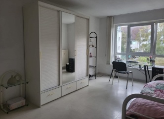 Ad image: 🇩🇪 **Nachmiete / Zwischenmiete – Möbliertes 26 m2 Studio in Saarbrücken**
 
🇬🇧 **For Rent / Sublet – Fully Furnished 26 m2 Studio in Saarbrücken**