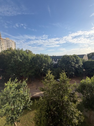 Anzeigenbild: Frankfurt von oben erleben – Stilvolles City-Apartment mit Balkon und ruhigen Blick in Sachsenhausen
