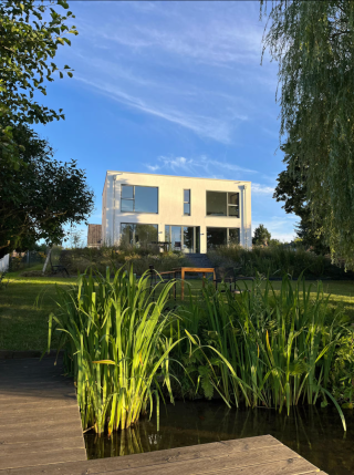 Ad image: Modernes Haus am See mit Garten und privatem Steg