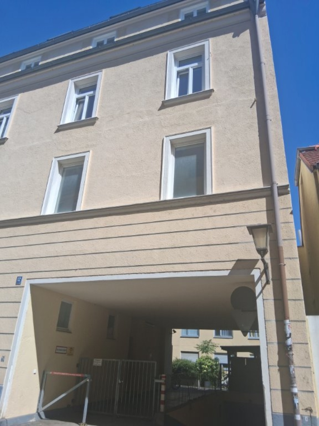 1-helles Zimmer Appartement 18qm in Schwabing - Tolle Lage: 5 Min zur Münchner Freiheit/Englischer Garten, EG im Hinterhof, Ideal für Studenten oder junge Berufseinsteiger – Siegesstrasse 12, 80802 München Schwabing-Freimann – Vorschaubild 2