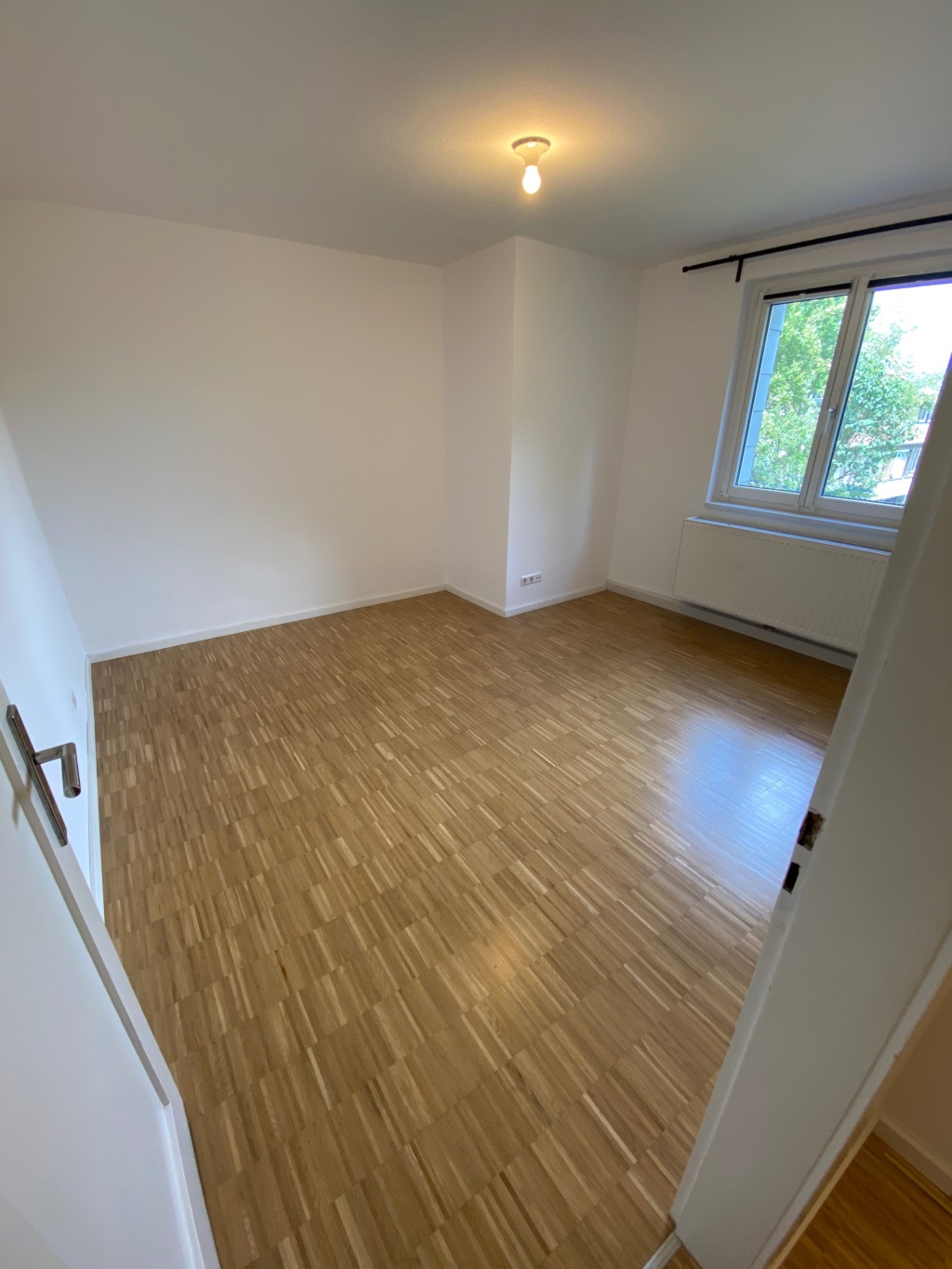 Helle 2-Zimmer-Wohnung mit Küche, Stuttgart – von privat – Wohnen im Grünen, in der Stadt! Hochwertig saniert, mit Einbauküche, Echtholzparkett, Tageslichtbad | Hochwertige und umfangreiche Ausstattung – Im Degen 36, 70327 Stuttgart Wangen – Vorschaubild 2