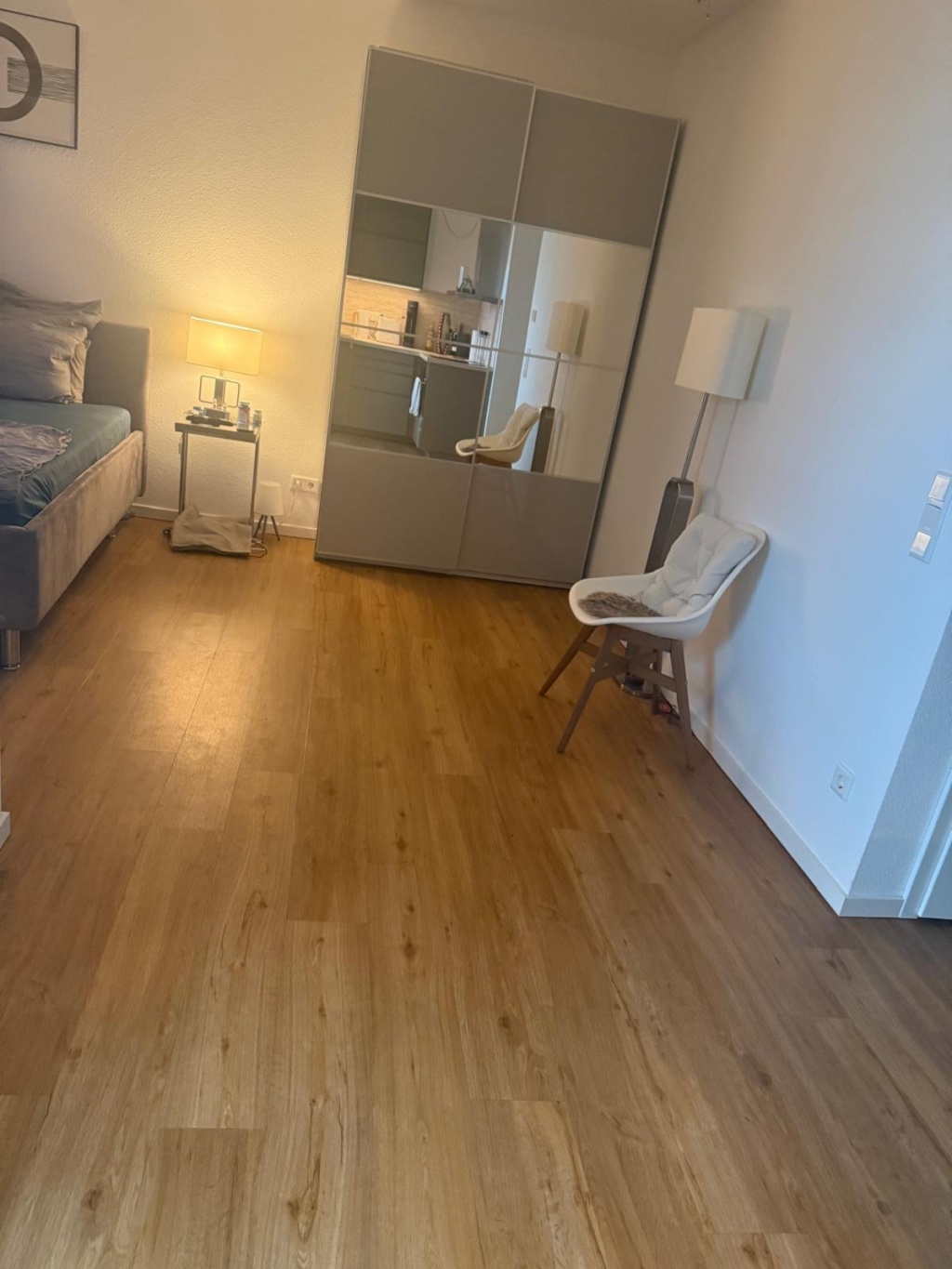 Modernes, voll möbliertes Studio | Stadtmitte (Central) I 5 Min. Hbf | All Inclusive-Miete – 40211 Düsseldorf Stadtmitte – Vorschaubild 3