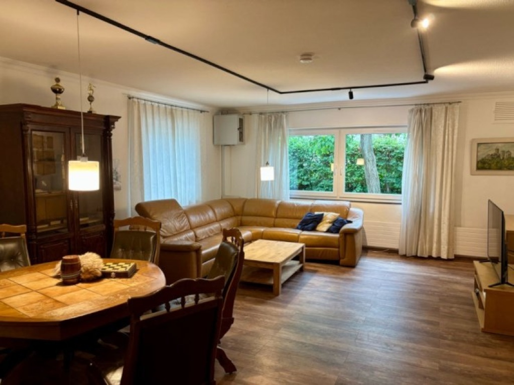 WG-Zimmer Oststadt Sebastian-Kneipp-Straße 4 - Das gemütliche Wohnzimmer mit Sofa, Sesseln und Smart-TV