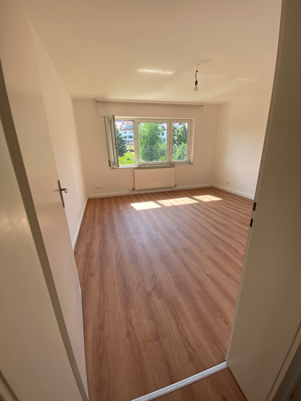 Helle 3er-WG-geeignete 3-Zimmer-Wohnung mit Balkon, Gartenmitnutzung & Blick ins Grüne in Stuttgart-West Kräherwald – Köllestraße 3, 70193 Stuttgart West – Vorschaubild 2