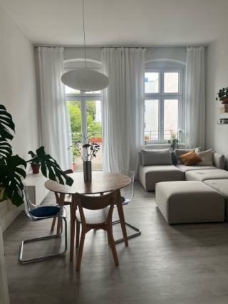 Zentral gelegene, 2,5-Zimmer-Wohnung mit Balkon– Zwischenmiete vom 15.08. bis 15.09. — photo 1