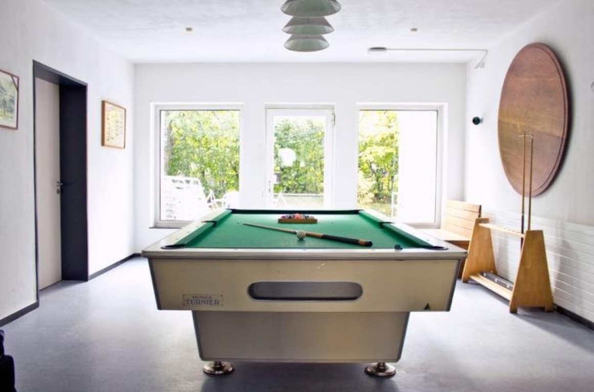 WG-Zimmer Oststadt Sebastian-Kneipp-Straße 4 - Der Billardraum mit Blick auf die Terrasse