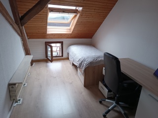 Anzeigenbild: Gemütlicher 3er WG Möblierte Zimmer 14 m2 mit Süd Balkon/WC/Bad /Küche/ Straßebahn 1 min.Kalt Miete 290 € +Nebenkosten (Strom,Gas,Wasser,Abwasser,Abwasser,Mühl,Versicherungen).inklusive 150 € / Sonstige (WLAN- Waschmaschine 20€) Kaution 900 €