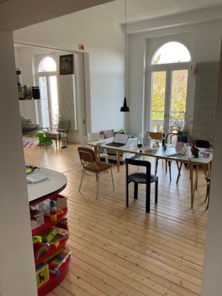 1-2 Zimmer für 1-2 Menschen mit Balkon in außergewöhnlich schöner Altbauwohnung in familienfreundlicher Athmosphäre