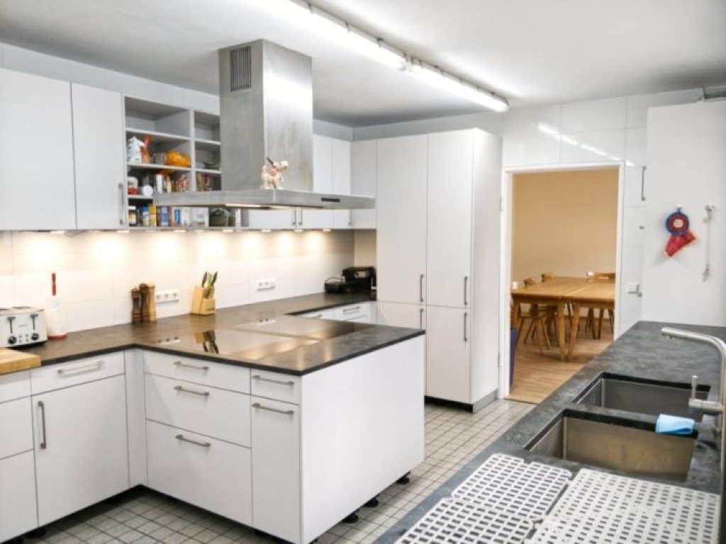 WG-Zimmer Oststadt Sebastian-Kneipp-Straße 4 - Ein Blick in die Küche mit Induktionsherden, Spülmaschine, 2 Öfen und 4 Kühlschränken