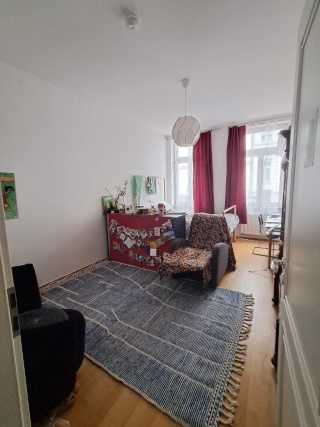 Anzeigenbild: Zwei Mitbewohner*innen suchen eine*n neue*n Mitbewohner*in