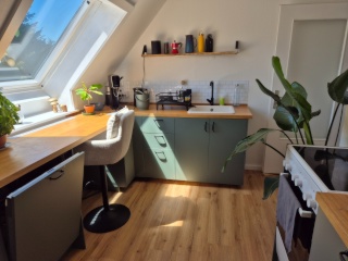 Imagen del anuncio: Befristete Untermiete: 🌞 Helle, voll möblierte 2-Zimmer-Dachgeschosswohnung mit Westbalkon in ruhiger Villenlage in Rosenheim (August–November 2026)