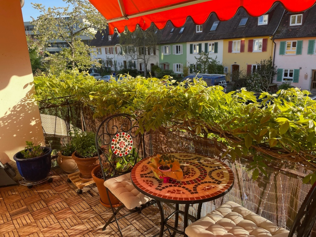 Stilvolle, möblierte 2-Zimmer-Wohnung mit Balkon, Zwischenmiete – Johann-Sebastian-Bach-Straße 10, 79104 Freiburg im Breisgau Herdern – Vorschaubild 5