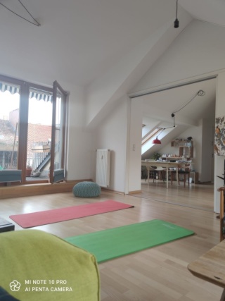 Helle Dachgeschosswohnung mit großem Balkon im Herzen des Kollwitzkiezes (23.07.–15.08.) — photo 1