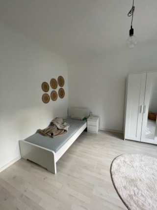 Anzeigenbild: Helles möbeliertes 16qm2 WG-Zimmer in Zweier-WG in Flingern