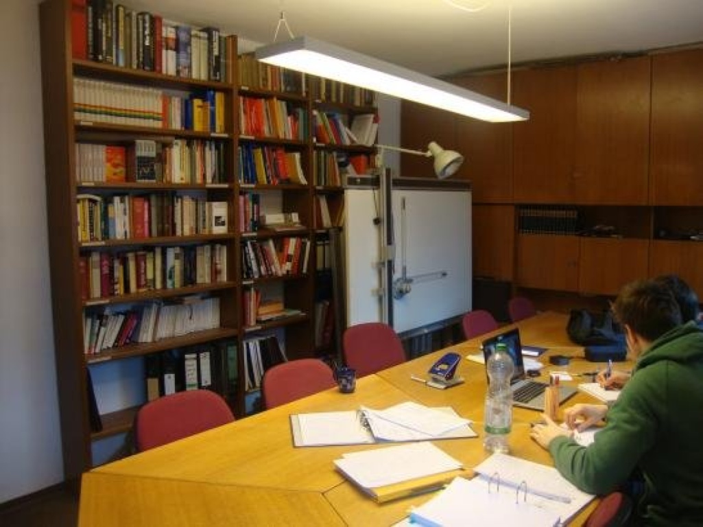 WG-Zimmer Oststadt Sebastian-Kneipp-Straße 4 - Die Bibliothek mit Drucker / Scanner - gut geeignet zum Lernen