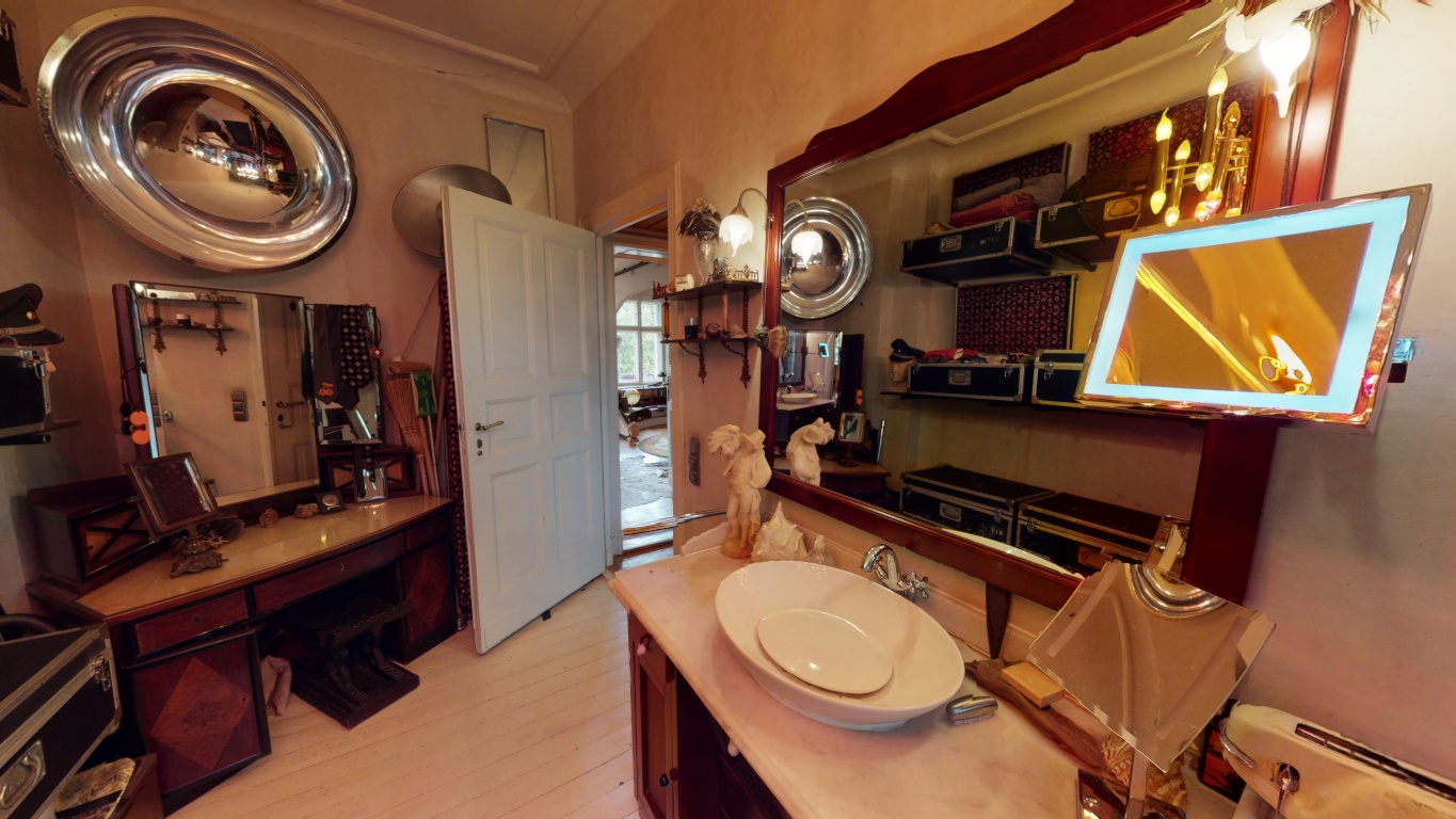 Exceptional Art-Filled Period Apartment at Boxhagener Platz - – bright, expressive and highly individual, blending atelier spirit, design and Berlin bohemia. – Krossener Strasse, 10245 Berlin Friedrichshain – Vorschaubild 9