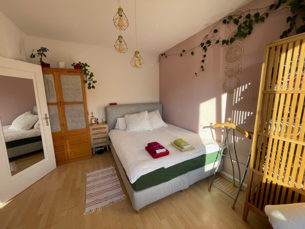 Stilvolle, möblierte 2-Zimmer-Wohnung mit Balkon, Zwischenmiete – Johann-Sebastian-Bach-Straße 10, 79104 Freiburg im Breisgau Herdern – Vorschaubild 2