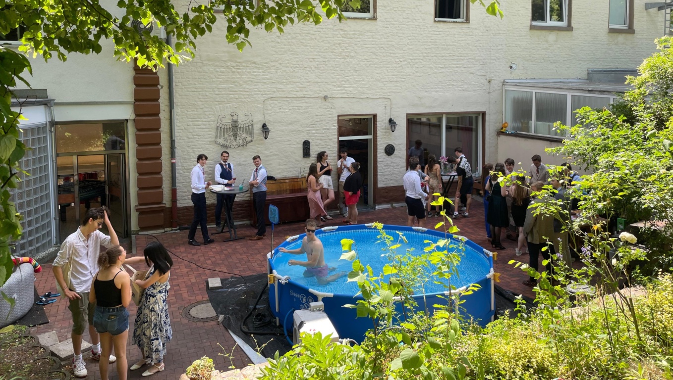 WG-Zimmer Aachen Lousbergstraße 44 - Unser Garten mit Pool