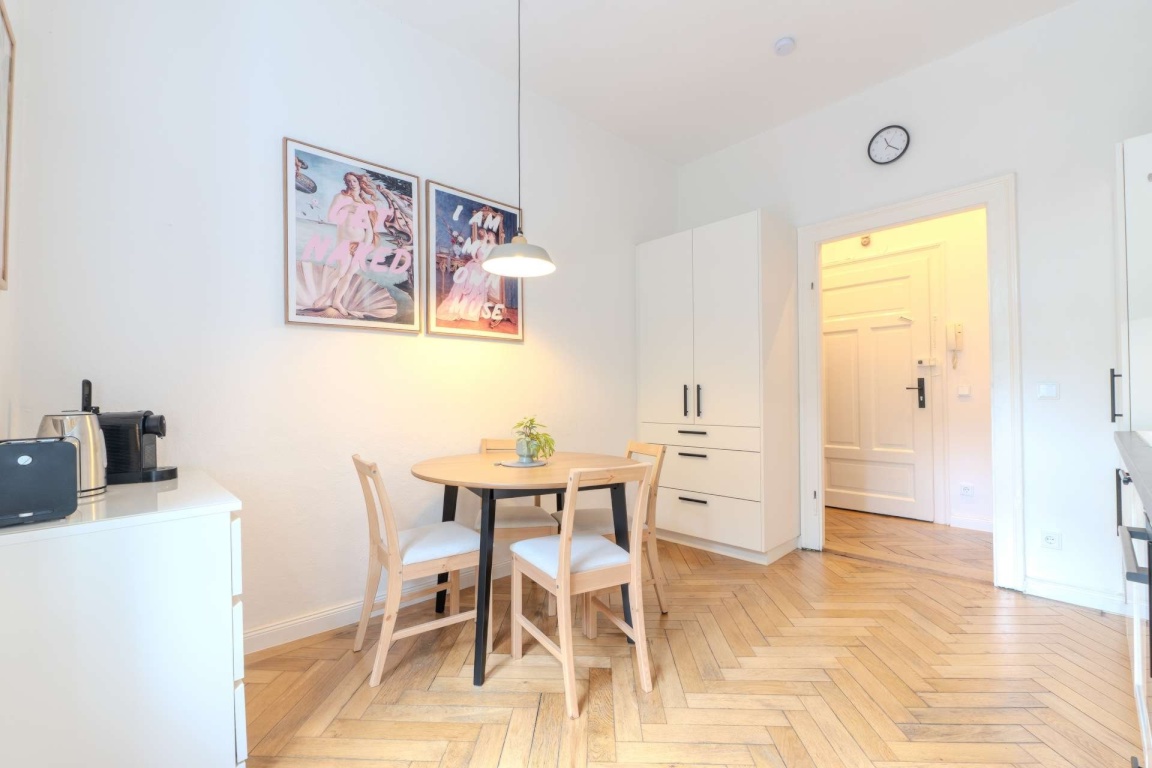 Stilvolle, komplett möblierte 2-Zimmer-Wohnung in München-Haidhausen – 6 bis 24 Monate, sofort beziehbar, inkl. Waschmaschine, Trockner & Arbeitsplatz – ideal für Job-Relocation, Einzelpersonen oder Paare – Pariser Straße 19, 81667 München Au-Haidhausen – Vorschaubild 2